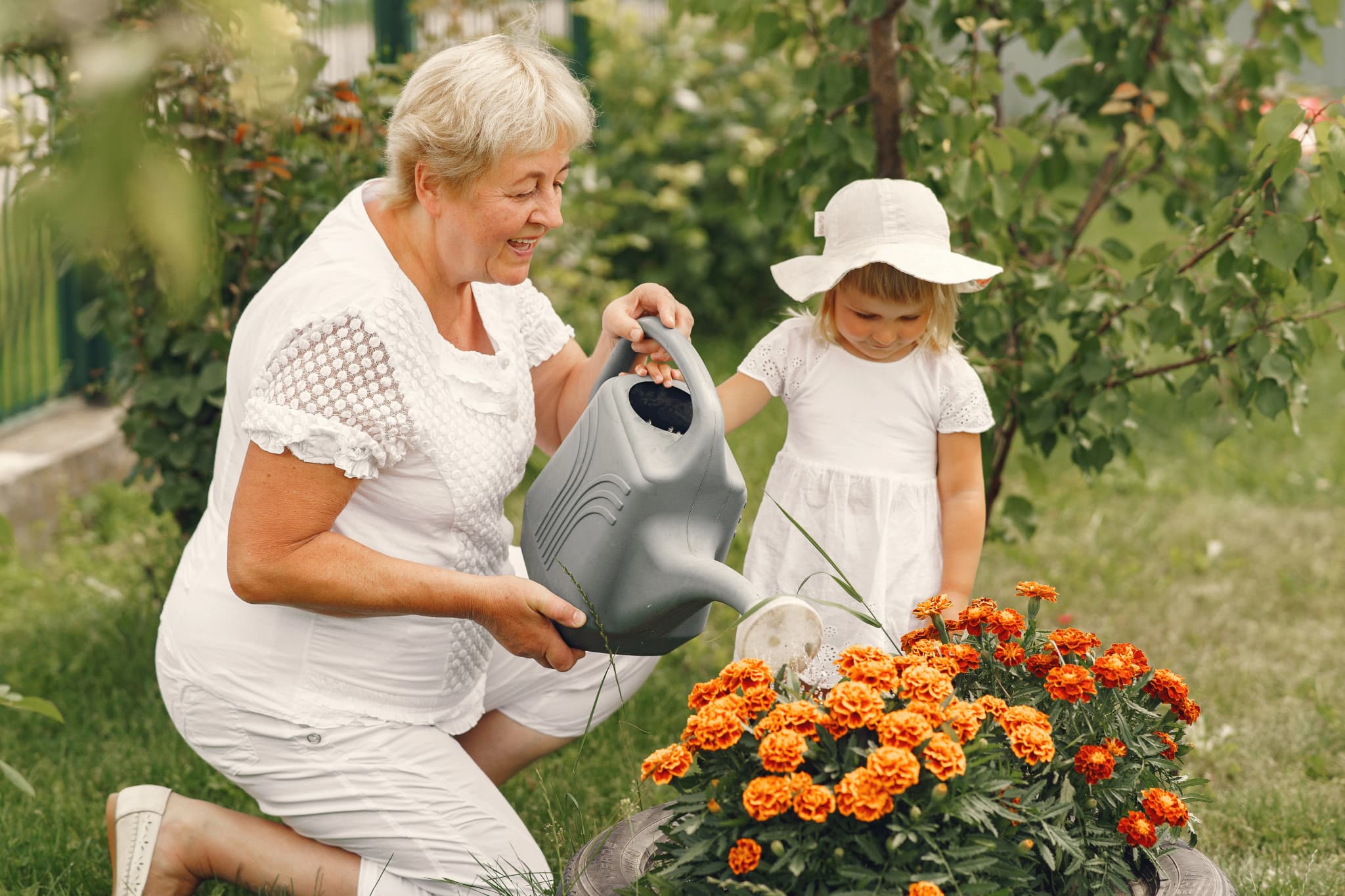 jardinage mamie et petite fille