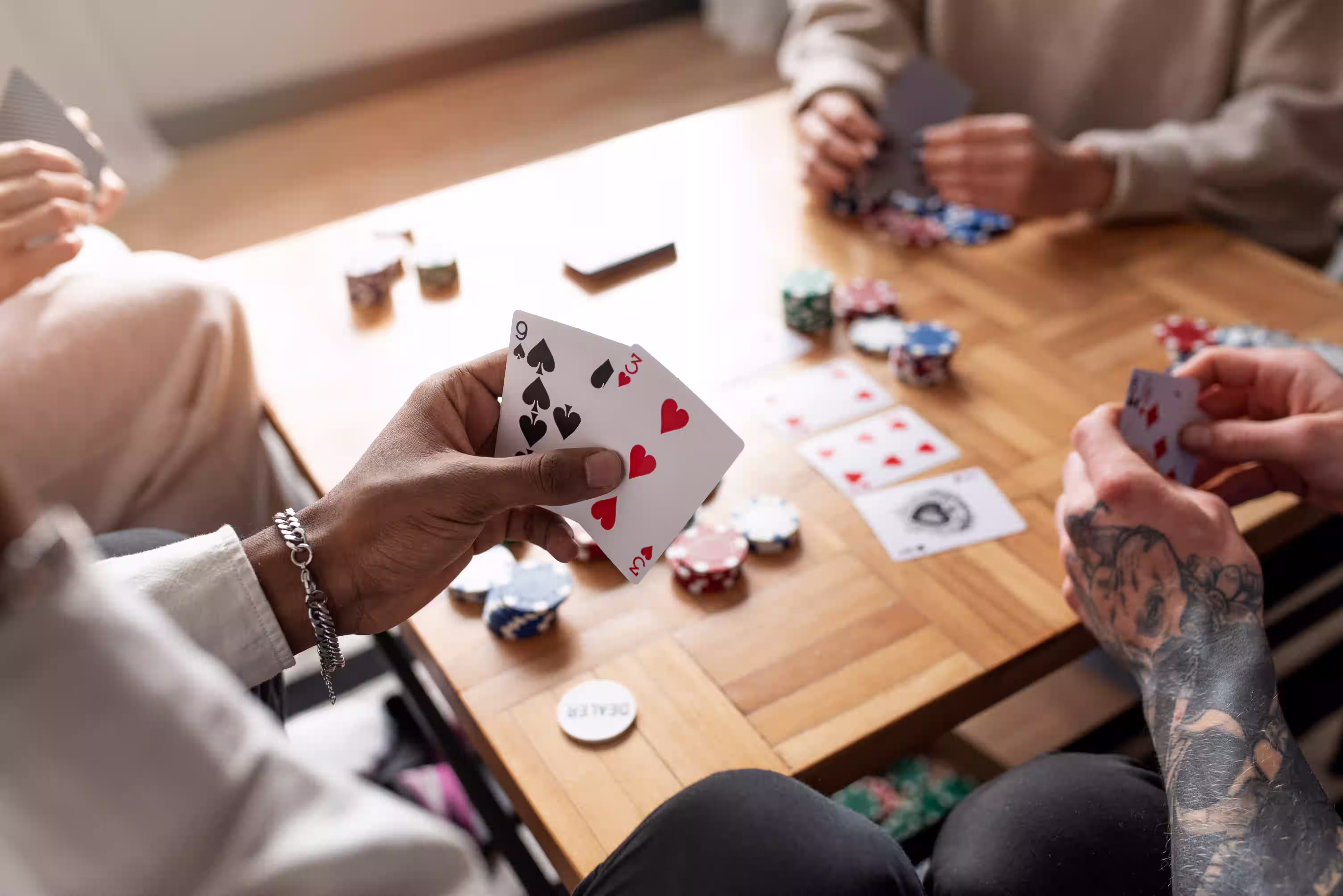 Personnes âgées jouant aux cartes